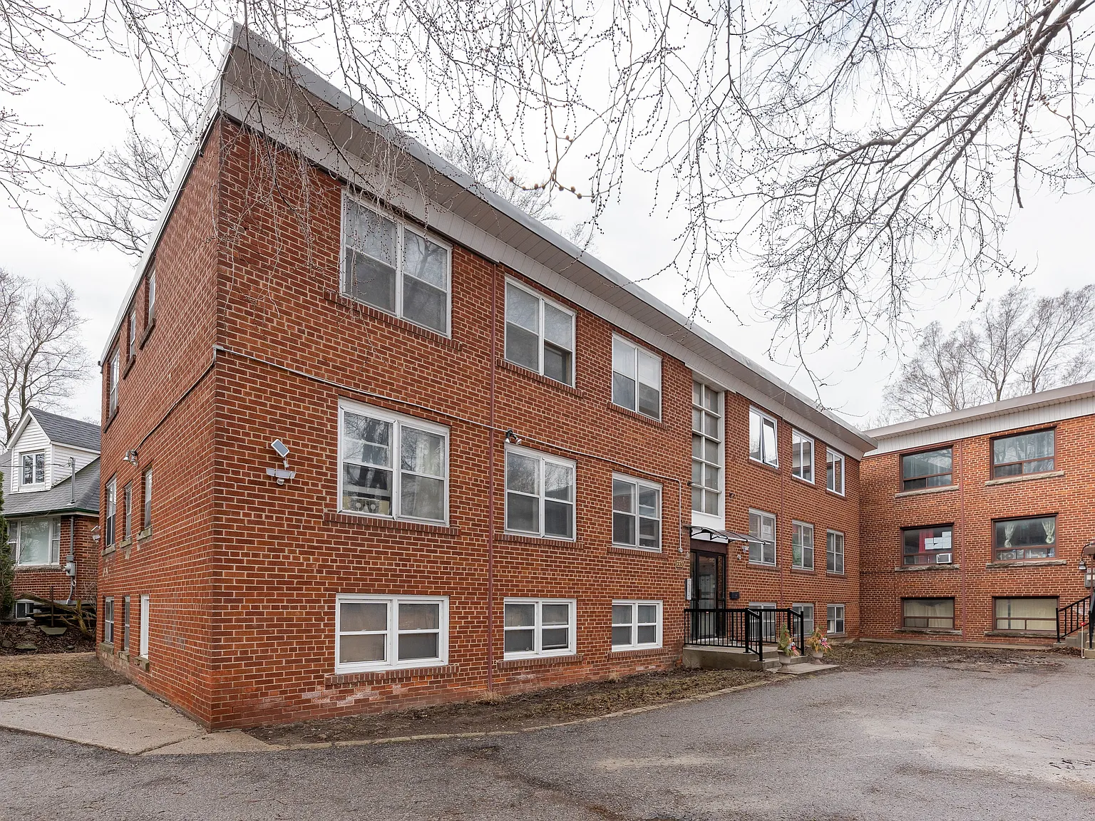 330 Chisholm Avenue Toronto — Photo 1