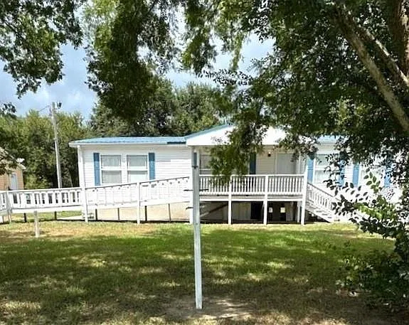 3 bed, 2.0 bath, 1800 sqft, $3,000 — Photo 1