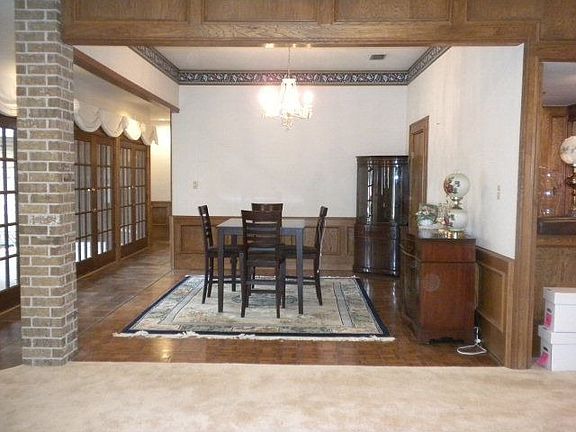 4th image of 100 NW Greenbriar Sq