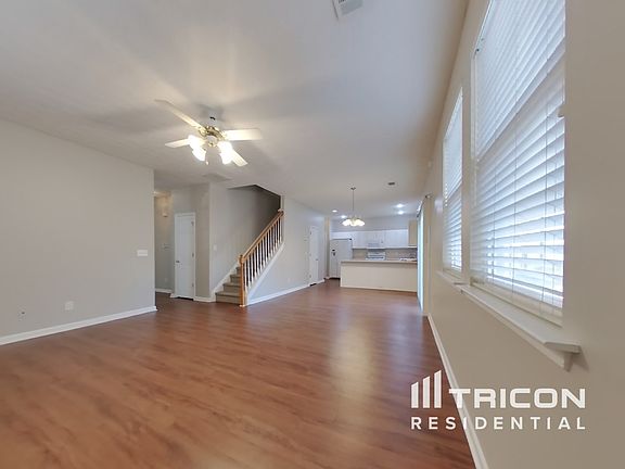 3rd image of 695 W Oaks Dr