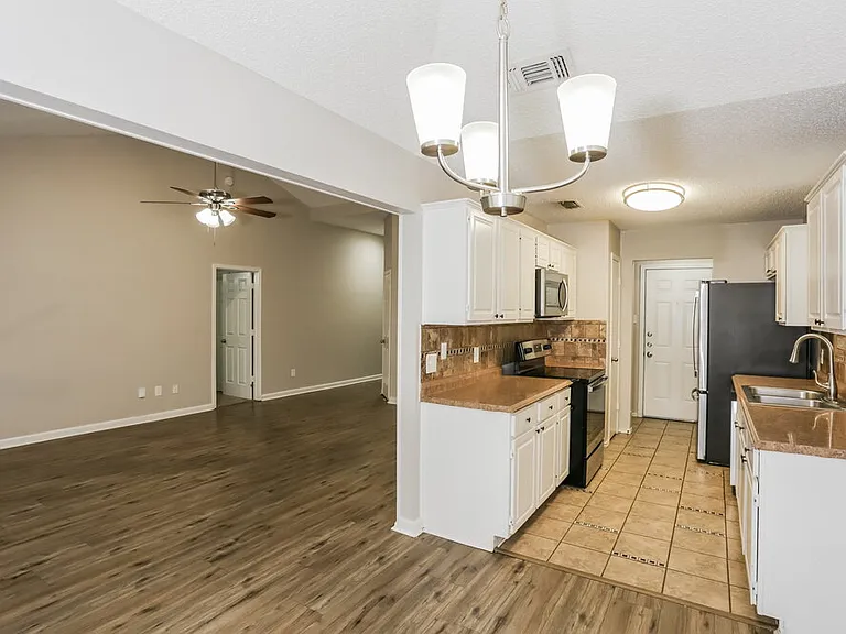 9004 Willoughby Ct — Photo 5