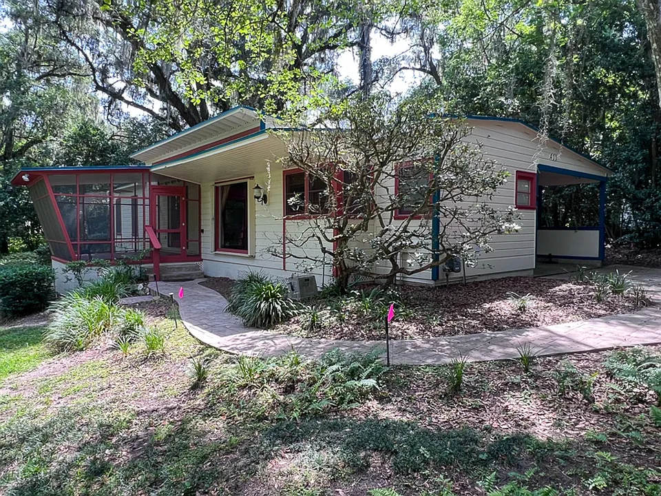 411 NW 26th St