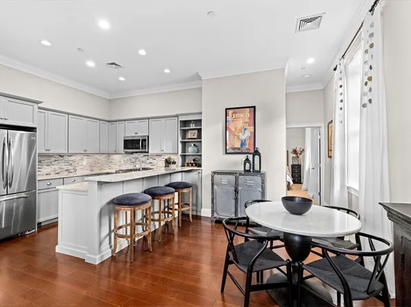 7 Russell St APT 206, Plymouth, MA 02360