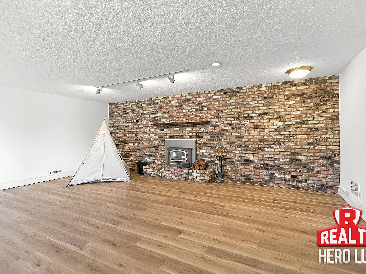 3 bed, 2100 sqft, $2,399 — Photo 2