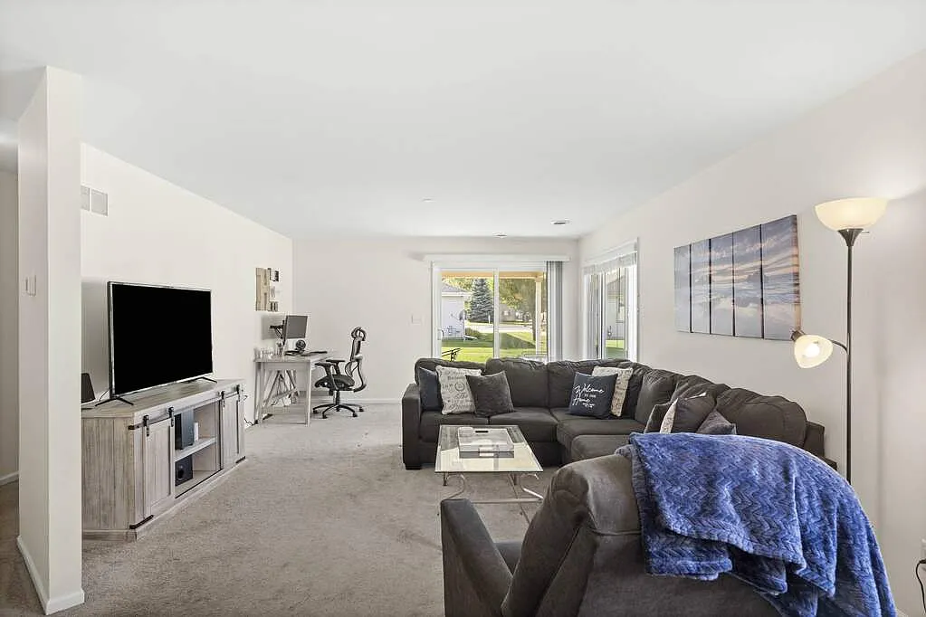2 bed, 1311 sqft, $2,100 — Photo 3