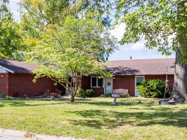 1606 Paris Dr, Godfrey, IL 62035