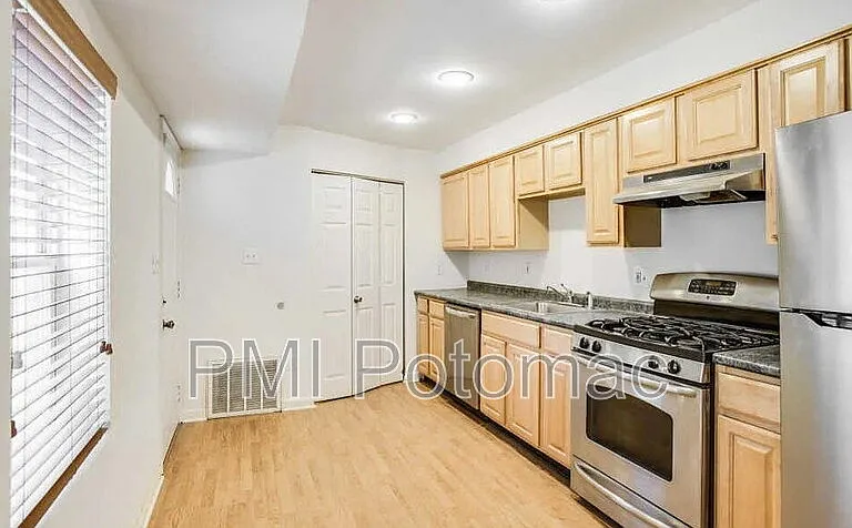 729 10th St NE — Photo 8
