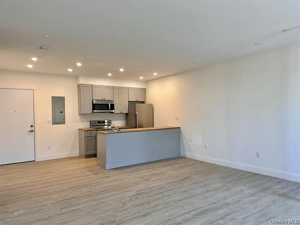 362 W Merrick Rd — Photo 2