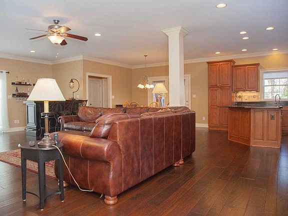 5th image of 5611 Essex Dr