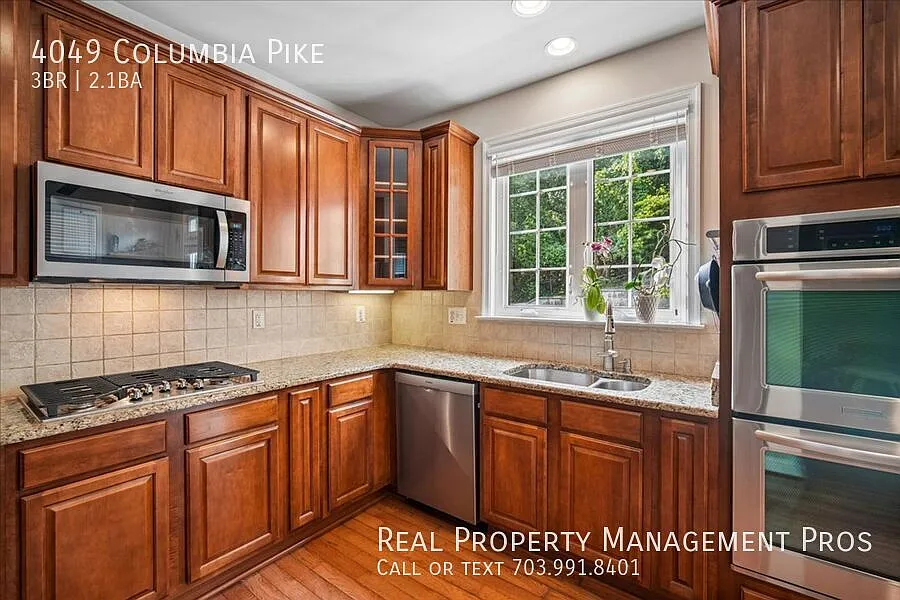 Four levels of luxury living in the heart of Arlington! — Photo 3