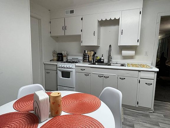 3rd image of 2062 W Sherman Blvd