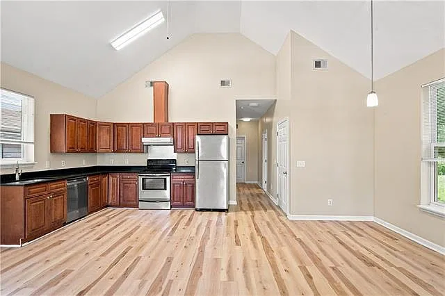 3 bed, 1.0 bath, 1056 sqft, $1,800 — Photo 4