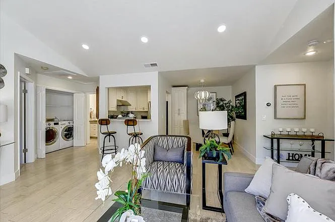 2 bed, 990 sqft, $3,200 — Photo 3