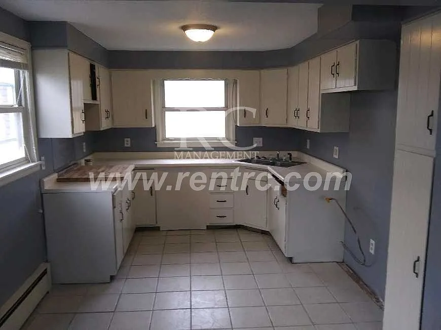 4 bed, 1.5 bath, 1680 sqft, $1,195 — Photo 2