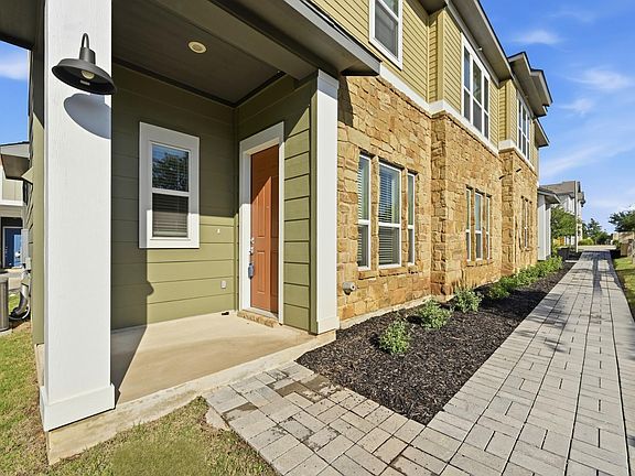 2nd image of 1020 Vista View Dr #502