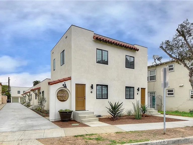 375 Termino Ave #C — Photo 15