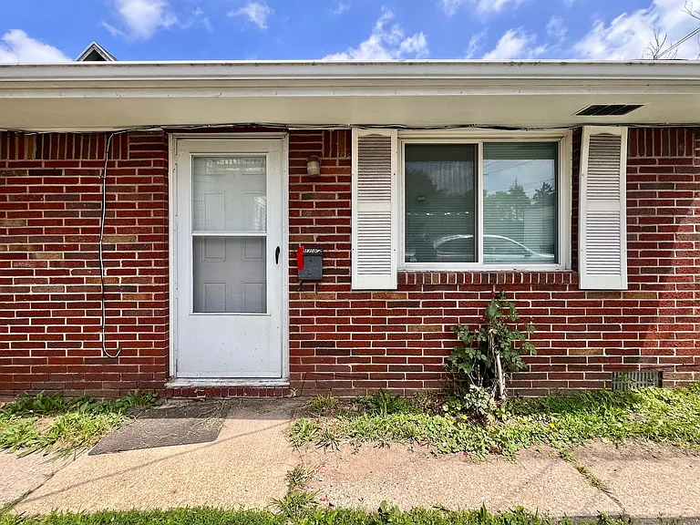 379 S Detroit Ave — Photo 2