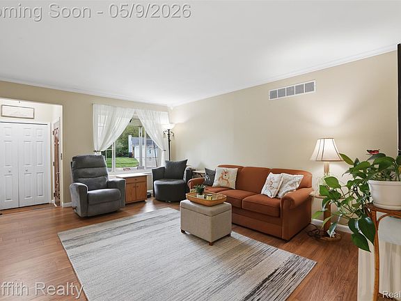 4th image of 779 Oak Ridge Dr