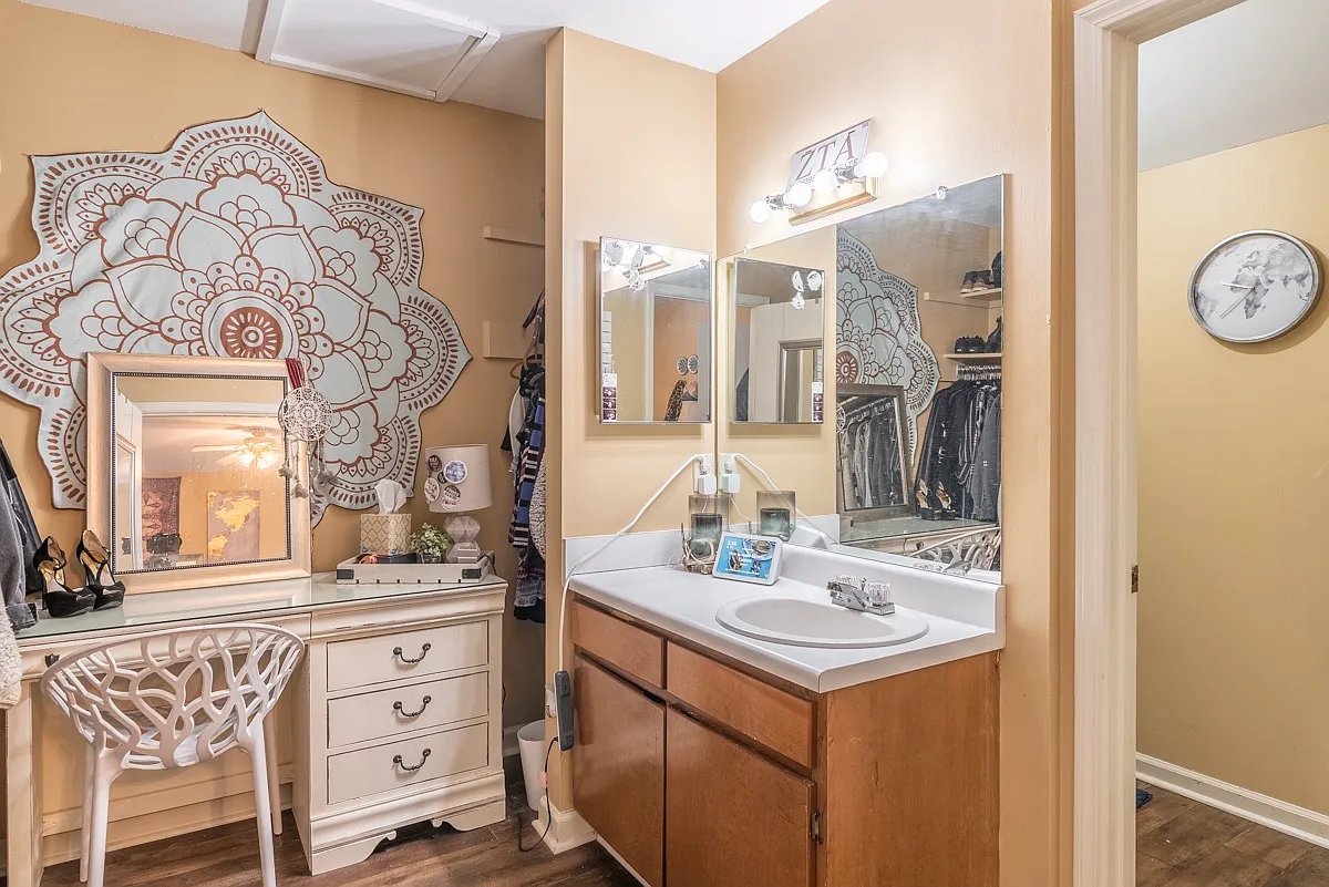 510 E Gillespie St — Photo 4