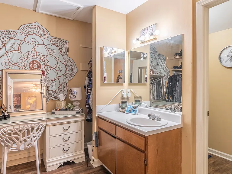 510 E Gillespie St #22D — Photo 4