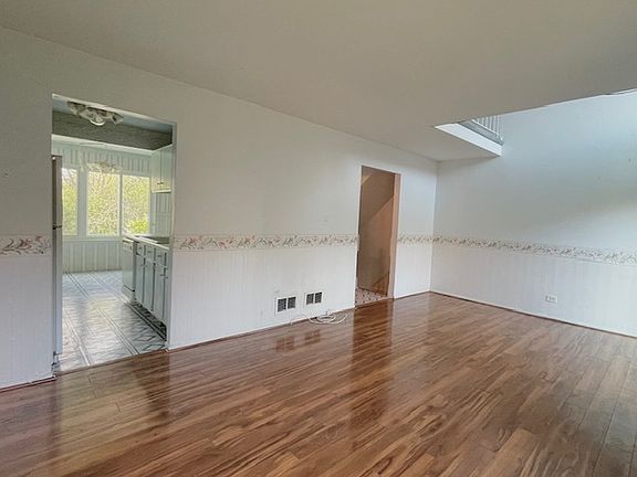 3rd image of 610 E Woodfield Trl