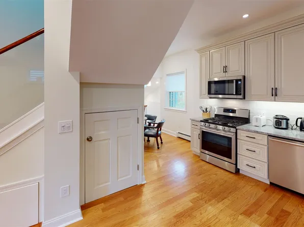7 Ashton Pl, Cambridge, MA 02138