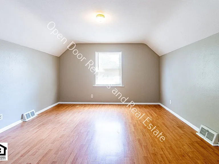 3112 Thompson Ave — Photo 7
