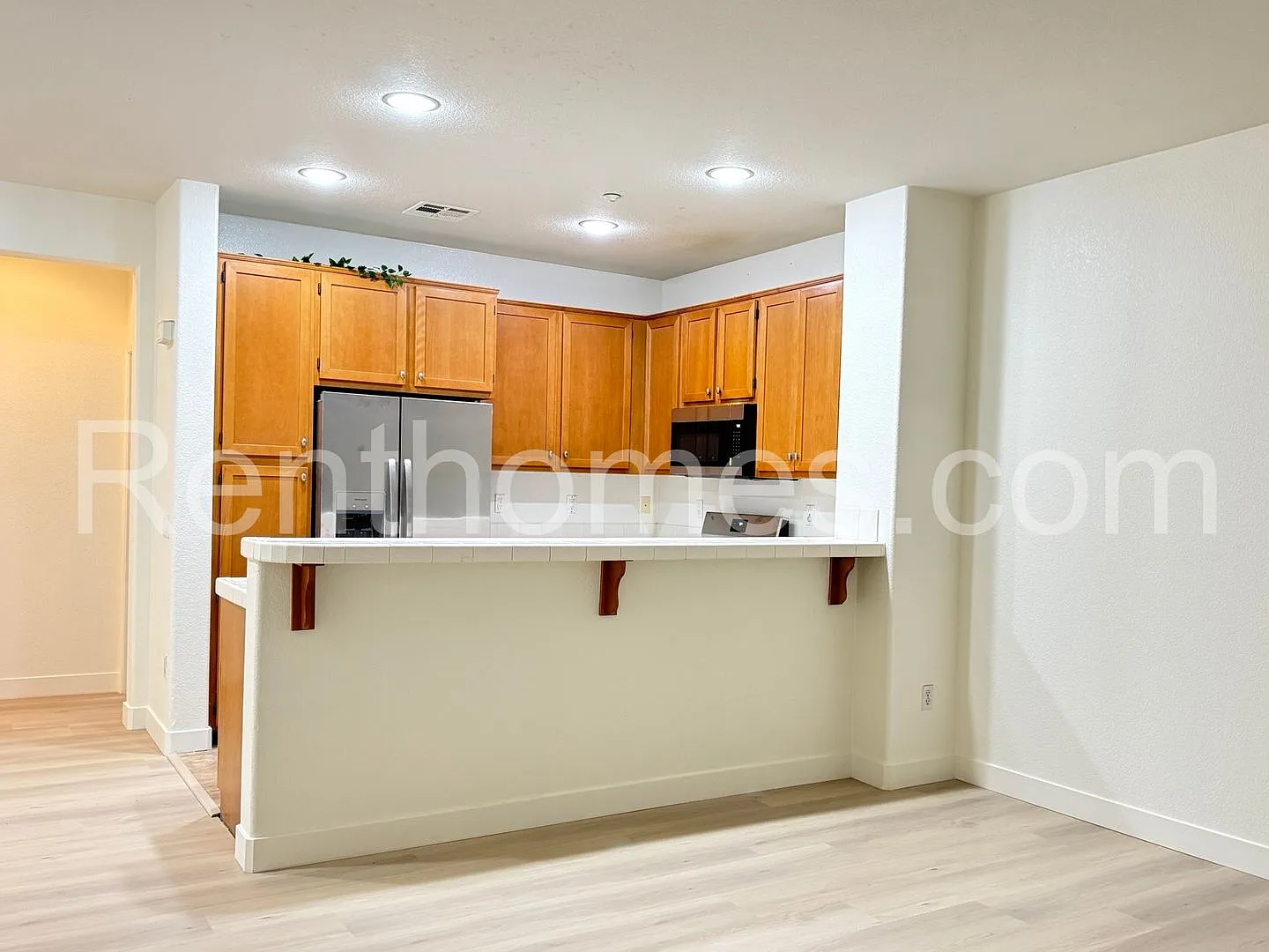 Eastlake, 1603 White Hickory- AC, 2 Car Garage! — Photo 2