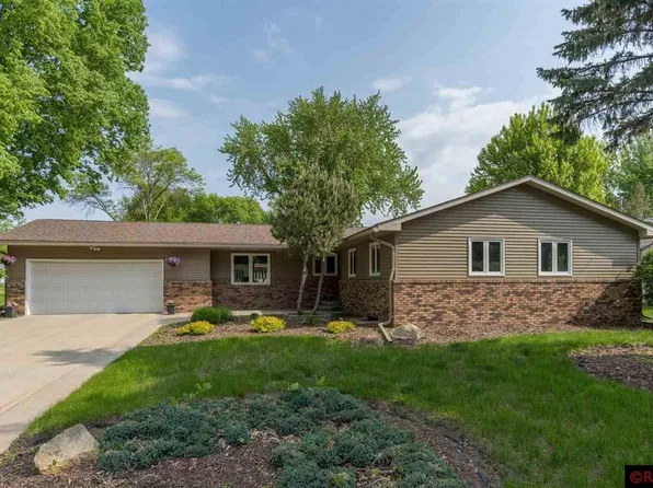 1084 Sunrise Dr, North Mankato, MN 56003