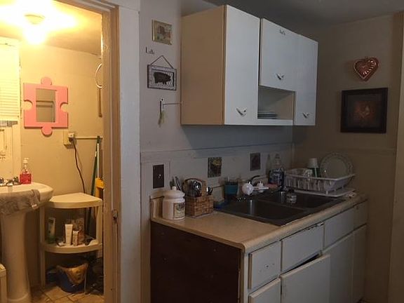 5th image of 404 E Oldham Ave