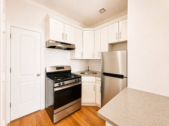 3rd image of 726 Bergen St APT 1LR
