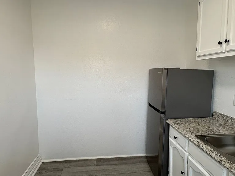 Catalina Court — Photo 11
