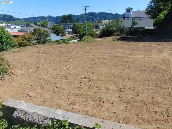 442 Elm Ave, Reedsport, OR 97467