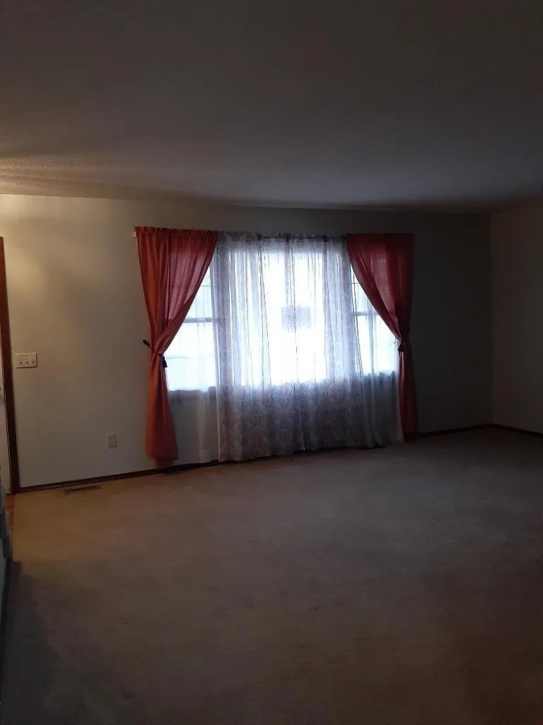 2 bed, 1.5 bath, 2714 sqft, $1,400 — Photo 3