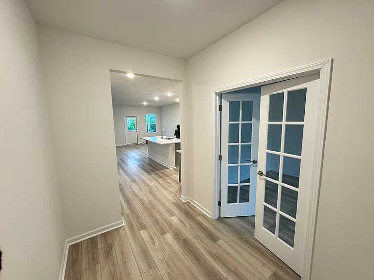 484 Jet Stream Dr — Photo 2
