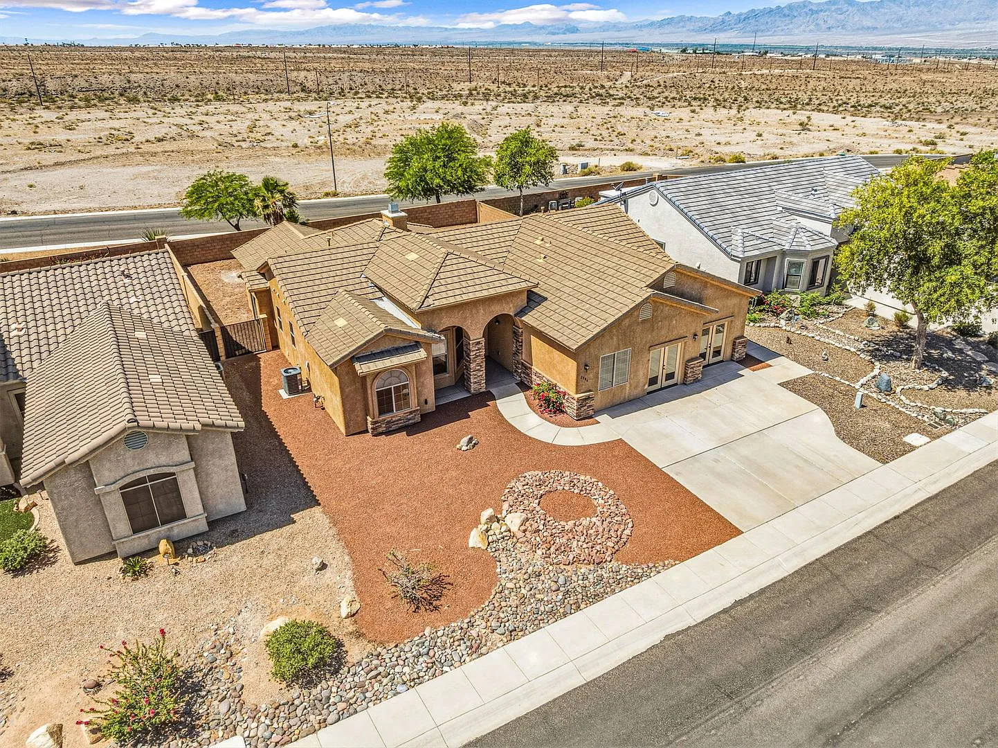 2586 Montano Ridge! Spacious Home with Mountain Views & Expansive Bonus Room! — Photo 2