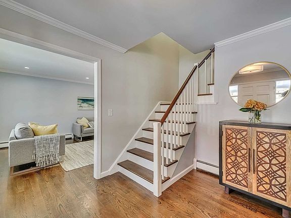 3rd image of 19 Rockledge Dr