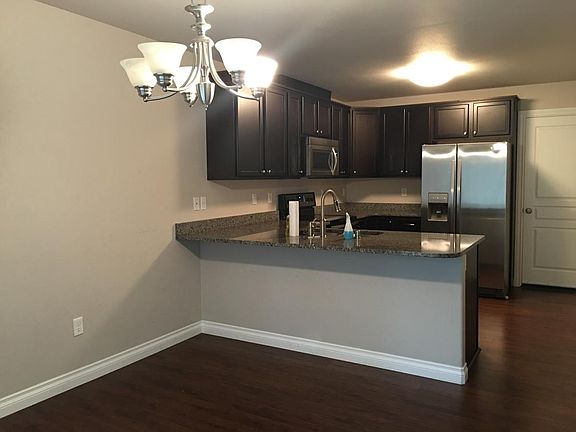 Granite countertops & stainless appliances