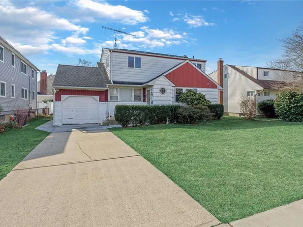 23 Lincoln Road N, Plainview, NY 11803