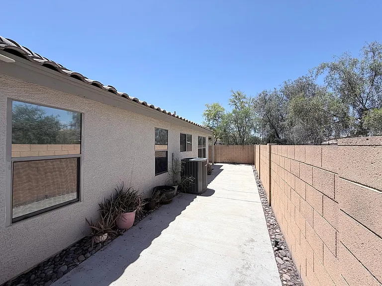 1106 S Fresno Ct — Photo 17