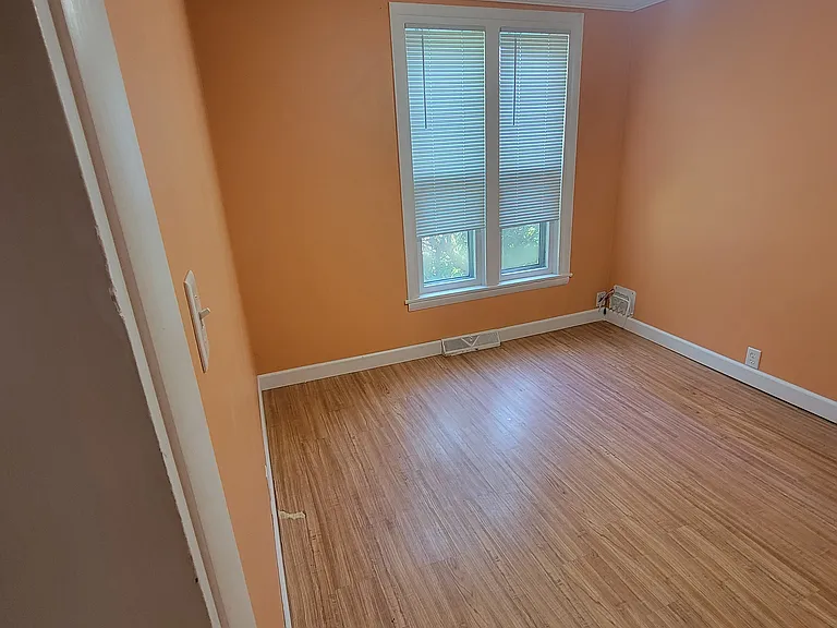 437 E Doty Ave — Photo 33