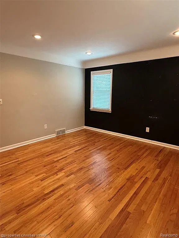 3 bed, 1.0 bath, 1545 sqft, $2,400 — Photo 4