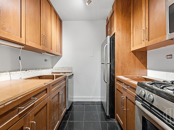 2nd image of 200 E 71st St APT 12D