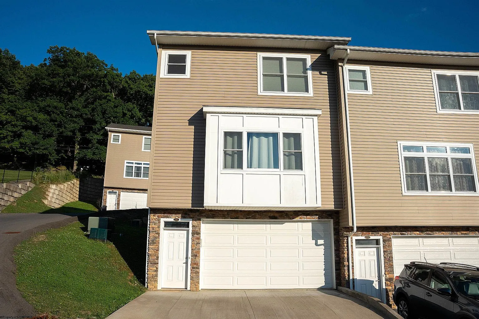3 bed, 2.5 bath, 1952 sqft, $2,100 — Photo 1