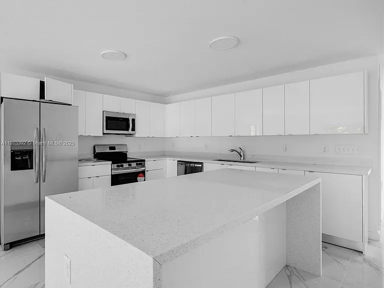 152 NW 18th St — Photo 2
