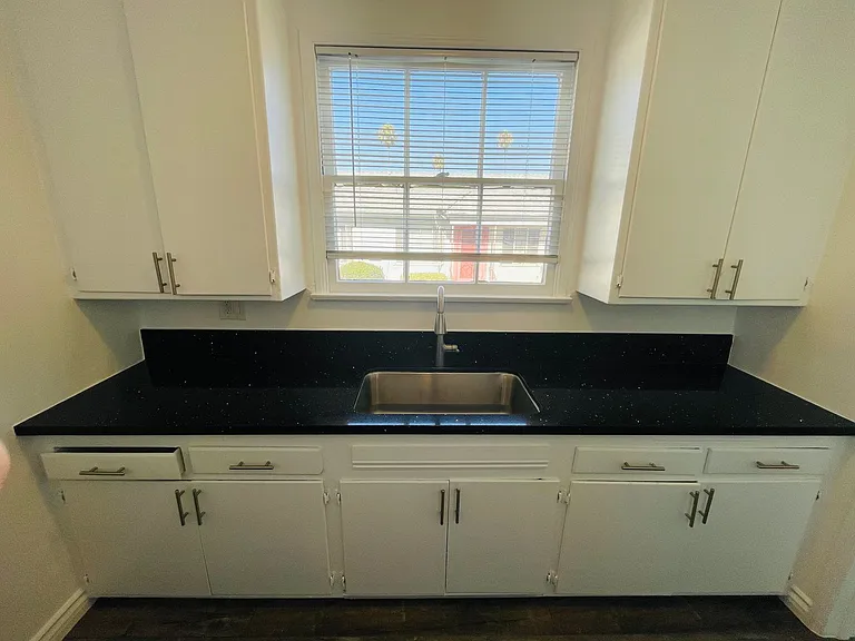 Dixon Delano Apartments — Photo 7