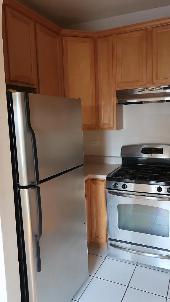 2 bed, 1.0 bath, 1100 sqft, $2,400 — Photo 2