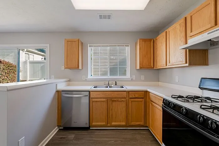 641 W Oaks Dr — Photo 10