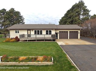 226 Palm Beach Rd, Dickinson, ND 58601