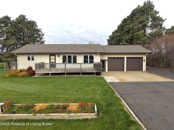226 Palm Beach Rd, Dickinson, ND 58601